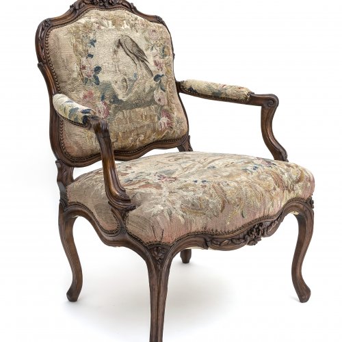 Fauteuil. Frankreich um 1740. Nussbaum. Original Abusson Bezug. H. 96,5 cm. Umkreis Nogaret A Lyon.