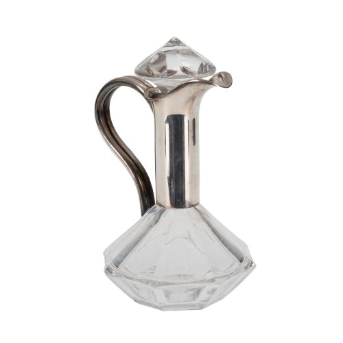 Kleine Karaffe. Farbloses Glas, facettiert geschliffen, Silbermontierung (835). Firma Wilhelm Binder. Min. best. H. 15 cm.