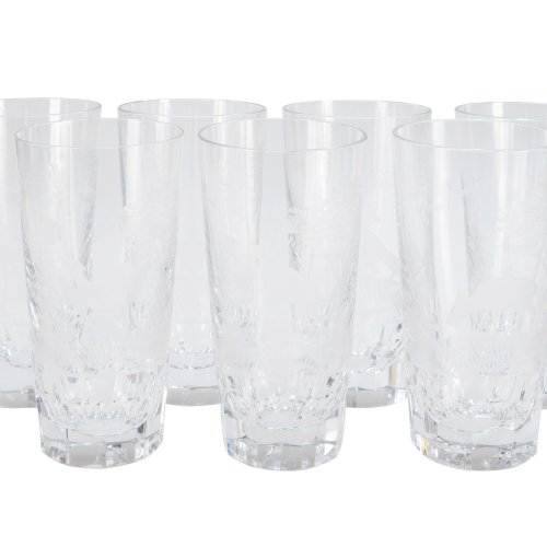 Sieben Fußbecher. Farbloses Glas, facettierter Stand, Wandung mit matt geschliffenem Tierdekor. Best. H. je 14 cm.
