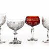 Vier Stängelgläser: drei Weingläser, eine Sektschale. Kristallglas, geschliffen. Drei farblos, eines mit rotem Überfang. Min. best. H. 13,5-15,5 cm.