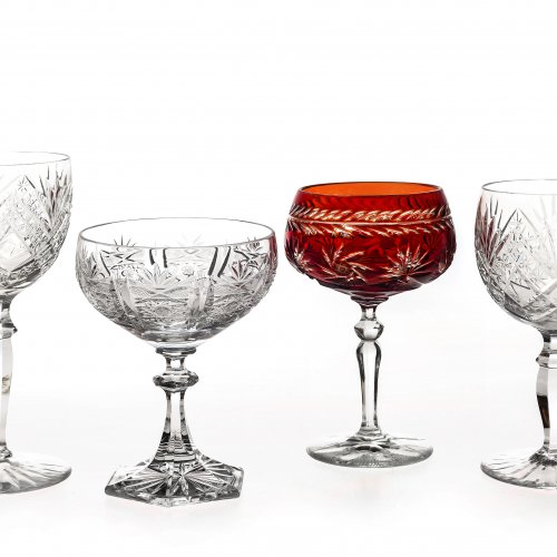 Vier Stängelgläser: drei Weingläser, eine Sektschale. Kristallglas, geschliffen. Drei farblos, eines mit rotem Überfang. Min. best. H. 13,5-15,5 cm.