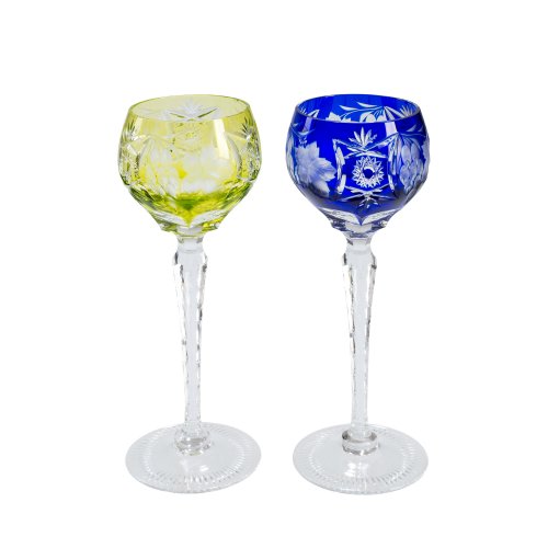 Zwei Römer-Stängelgläser. Kristallglas, geschliffen. Stängel farblos, Kuppa hellgelb bzw. blau überfangen. Weinblatt- und Traubendekor. Best. H. je 21 cm.