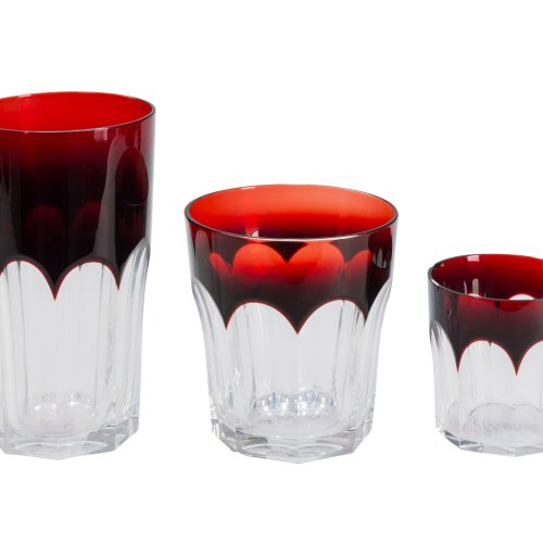 Becherset, dreiteilig. Farbloses Glas mit Facettenschliff, Fries rubinrot überfangen. Best. H. 7-14 cm.
