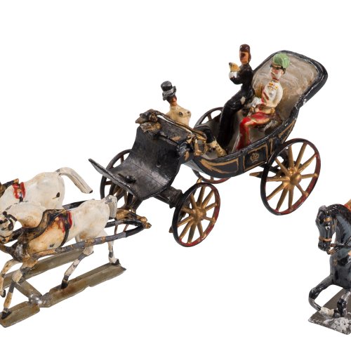 Zinnfiguren. Zweispännige Kutsche mit begleitendem Husaren. Besch. H. 4-7 cm.