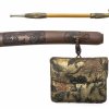 Japan, 19. Jh. Tabakspfeife mit Tabaksbeutel. Holz, Leder geprägt und bemalt.
