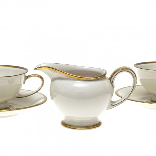 Zwei Mokkatassen mit Untertassen, ein Sahnegießer. Rosenthal. Elfenbeinfarbener Fond, Goldrand.