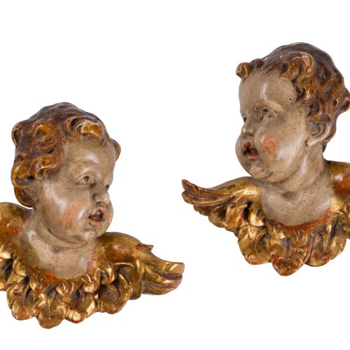 Ein Paar Engelsköpfe. Holz, Farbfassung. Barockstil. Best. H. je 15 cm.