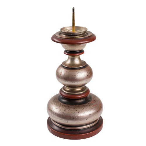 Leuchter. Holz, silberfarben gefasst, Metalldorn. H. 31 cm.