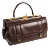 Handtasche. 1960er-Jahre. Dunkelbraunes Leder. Tragegriff, an der Außenseite großes Seitenfach, Bügelverschluss. Gebrauchsspuren. L. 40 cm.