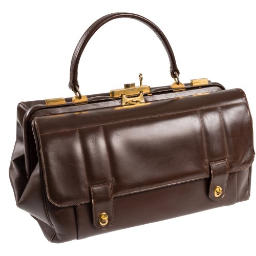 Handtasche. 1960er-Jahre. Dunkelbraunes Leder. Tragegriff, an der Außenseite großes Seitenfach, Bügelverschluss. Gebrauchsspuren. L. 40 cm.