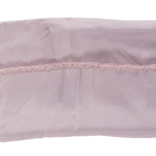 Halstuch. Hersteller: Pelo, Berlin. Mauve farbene Seide mit Fransen. Mit Etikett. Pelo hat bis in die 1980er-Jahre in der eigenen Weberei in Aachen produziert. Kl. Fleck. 28 x 128 cm.