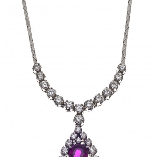 Collier. WG. Rubinanhänger mit Brillantbesatz.