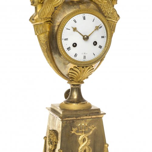 Vasenuhr. Frankreich, um 1800/1810, Empire. Bronze, feuervergoldet. H. 41 cm.