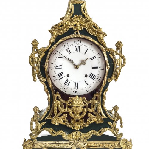 Pendule mit Wandkonsole. Frankreich, 18. Jh. Holzgehäuse farbig gefasst, Bronzebeschläge. H. mit Konsole 104 cm.