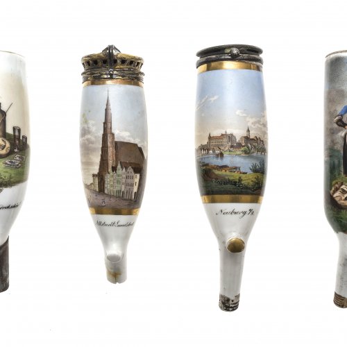 Vier Pfeifenköpfe. Porzellan. Sennerin, Neuburg a.D., Stillleben, Ansicht Landshut Altstadt. L. ca. 13 cm. Gebrauchsspuren