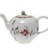 Teekanne. Meissen, 18. Jh. Porzellan. Indianischer Blumendekor in farbiger Malerei. Riss, best., Deckel nicht dazugehörig. H. 12 cm.