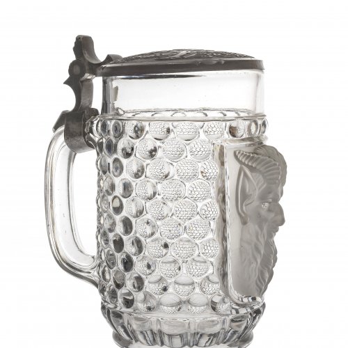 Krug. Genopptes Pressglas mit plastischem Satyrkopf. H. 17 cm.