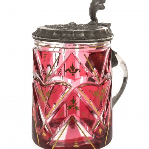 Glaskrug. Rot überfangenes Glas, Kugelschliff. H. 16 cm.