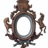 Rahmen für Miniatur. Nussbaum, naturbelassen. Oval, geschnitzte Pferdemotive. Außenmaß 23 x 19,5 cm.