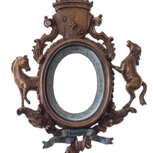 Rahmen für Miniatur. Nussbaum, naturbelassen. Oval, geschnitzte Pferdemotive. Außenmaß 23 x 19,5 cm.