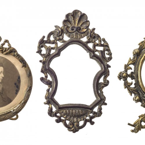 Drei Rahmen für Miniaturen. Alpenländisch, um 1650-1680 bzw. zwei um 1900. Kupfer bzw. getrieben. Zwei davon aufstellbar. Außenmaß 8 x 7 cm - 11,5 x 7,5 cm.