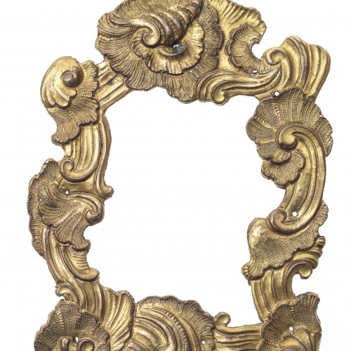 Rähmchen. Süddeutsch, um 1750. Kupfer, getrieben, vergoldet. Muscheldekor. Außenmaß 16 x 12 cm.
