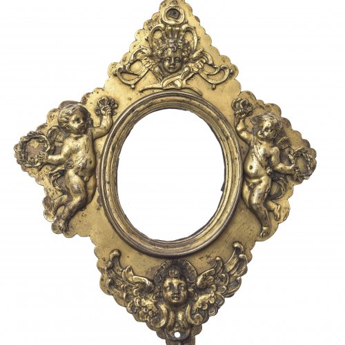 Rahmen für Miniatur. Italien, um 1600-1650. Kupfer, vier Engelsapplikationen aus Bronzeguss, vergoldet. Außenmaß 23 x 19 cm.