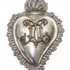 Geflammtes Votivherz. Silber, Marienmonogramm Messing, appliziert. H. 27,5 cm.