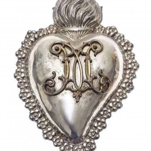 Geflammtes Votivherz. Silber, Marienmonogramm Messing, appliziert. H. 27,5 cm.
