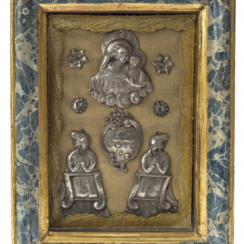 Gnadenmadonna mit Votantenpaar und Ex-Voto im Kastenrahmen. Süddeutsch, dat. 1817. Silber, getrieben, auf Samt appliziert. Rahmen marmoriert bemalt (später). 28 x 21 cm.