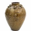 Große Martaban-Vase. Keramik, ockerfarben glasiert. China für Südostasien, 17. Jh. Henkel. braune Glasur. H. 66 cm.