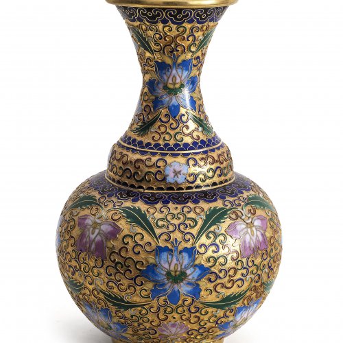 Vase. Email cloisonné. Chrysanthemendekor. H. 26 cm.