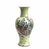 Vase, sog. Yen-yen-Vase. China, 18. Jh. Porzellan, Farben der Famille verte. Eine Personengruppe, die Feenkönigin Shi-wang-knu aus dem westlichen Paradies verehrend. Am Boden 