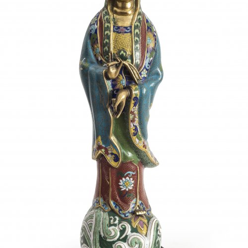 China, Anfang 20. Jh. Stehende Guanyin. Email cloisonné. Am Boden Doppelvajra.  H. 42 cm.