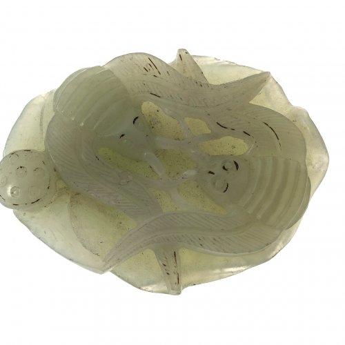 Zwei Fledermäuse auf Lotusblatt. Jade. China, 18. Jh. L. 7 cm.