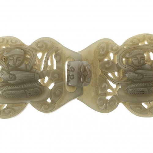 Gürtelschließe, zweiteilig. Jade. Musikantenmotiv. L. 12 cm.