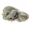 Jadeschnitzarbeit. Löwe mit Jungem. China, 18. Jh. L. 6,5 cm.
