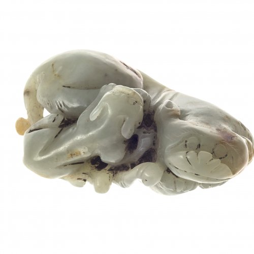 Jadeschnitzarbeit. Löwe mit Jungem. China, 18. Jh. L. 6,5 cm.