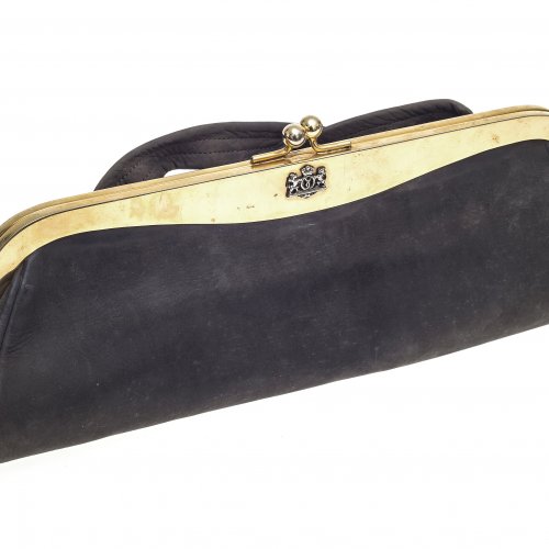 Abendtasche. Braunes Velourleder, Messingbügel, appliziertes Wappen. L. 34 cm.
