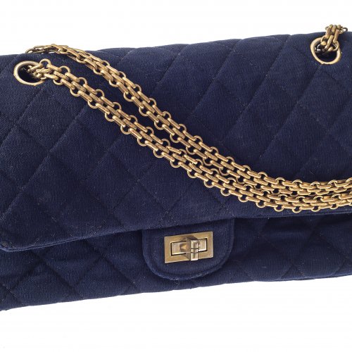 Handtasche. Chanel. Dunkelblau, textil, rautenförmig gesteppt. Messingtragekette. Gebrauchsspuren.