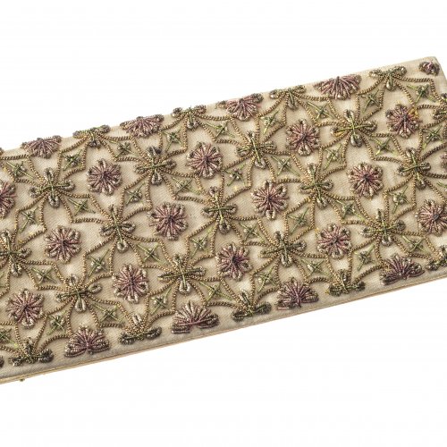 Abendtasche. Perlstickarbeit mit Golddraht sowie pastellfarbenem Faden auf gelber Seide. Florales Muster. Gebrauchsspuren, Saum eingerissen. L. 22 cm.