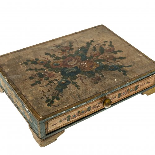 Kästchen. Deutsch, 19. Jh.  6 x 24 x 18 cm. Einschübig, bemalt.