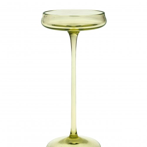 Likörglas. Rheinische Glashütten AG, Köln-Ehrenfeld, Entwurf Koloman Moser, um 1900. Stängelglas aus hell gelbgrünem, transparenten Glas. H. 15,4 cm.