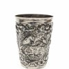 Becher. Silber. Wandung mit Barockblumendekor, schauseitig Vogelpärchen auf der Stange.  Ohlau, Schlesien, 17. Jh., Meister Christian Metze. Ca. 140 g. H. 14,5 cm.