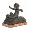 Knabe auf einem Löwenfell sitzend. Bronze, auf Marmorplinthe. 19. Jh. Unsign. H. 17 cm.
