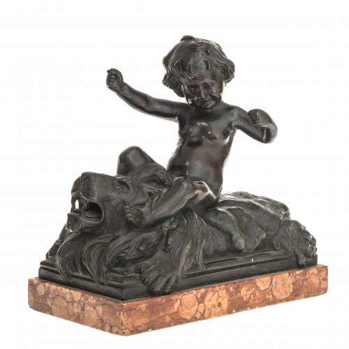 Knabe auf einem Löwenfell sitzend. Bronze, auf Marmorplinthe. 19. Jh. Unsign. H. 17 cm.