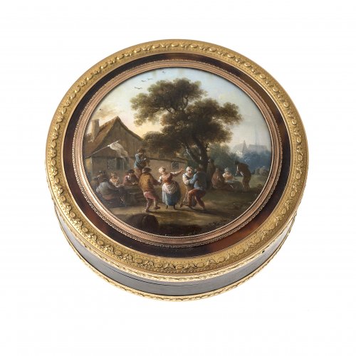 Dose. 18. Jh. Schildpatt, Goldmontierung. Im Deckel Gouachemalerei eines holländischen Bauerntanzes im Freien. Min. best. ø7 cm.