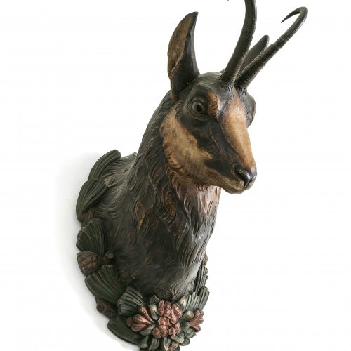 Gämsenkopf. Holz geschnitzt, farbig gefasst. H. 50 cm.