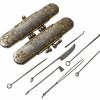 Medizinisches Besteck in Schatulle. Nepal, 18./19. Jh. Schatulle mit den in Metall eingelegten  acht tibetischen Glückssymbolen. L. 19 cm. Das Besteck umfasst acht Teile.