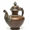 Teekanne. Tibet, 19./20. Jh. Kupfer getrieben mit Messingapplikationen. H. 25 cm. Gebrauchsspuren.